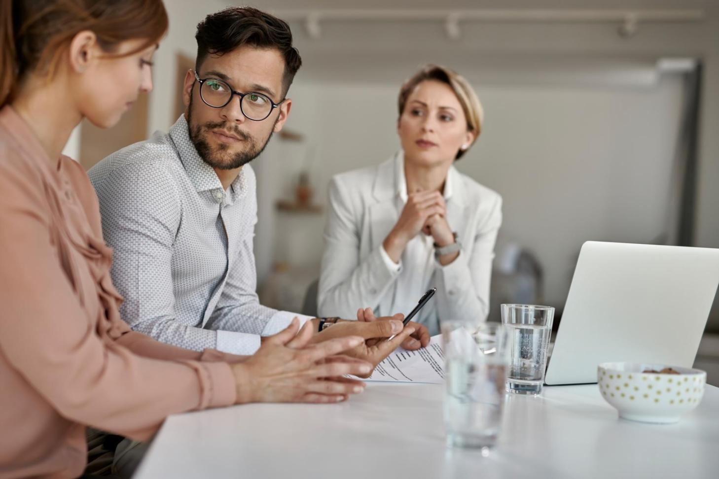 Profesionales trabajando en análisis de presupuestos y flujos de aprobación